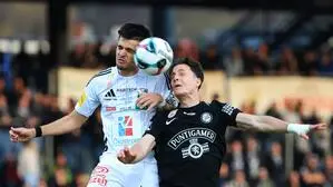 Dejan Zukic vom WAC und Belmin Beganovic vom SK Sturm im Zweikampf