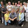 Die Juroren gemeinsam mit Gemeindevertretern bei einem Festakt auf dem Dorfplatz in Pusterwald