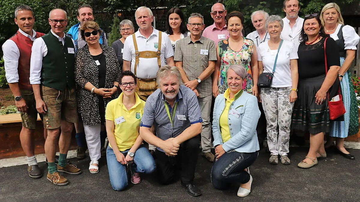 Die Juroren gemeinsam mit Gemeindevertretern bei einem Festakt auf dem Dorfplatz in Pusterwald