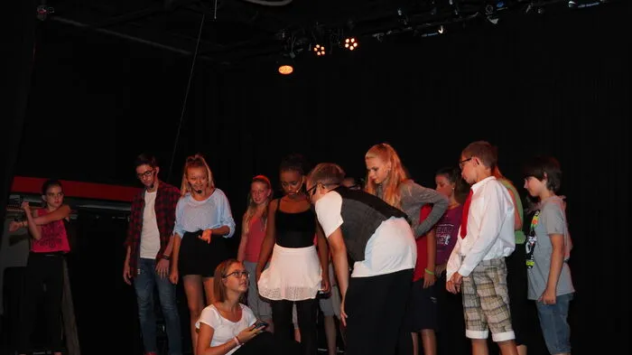 Im Klagenfurter Volxhaus führten am Freitag Jugendliche das Stück Musical Camp erstmals auf. Die Nachwuchsschauspieler haben zehn Tage lang je drei Stunden im Rahmen des Programmes "Summerstars" des Theater Service Kärnten geprobt. Das Stück hat die Althofnerin Monika Schmidinger geschrieben. Alles dreht sich um ein Musical Camp, dem der Sponsor abgesprungen ist. Eine Überlebensfrage für das Camp. Nur die Teilnehmer können das Unternehmen retten, indem sie sich für die Abschlussshow richtig bemühen.