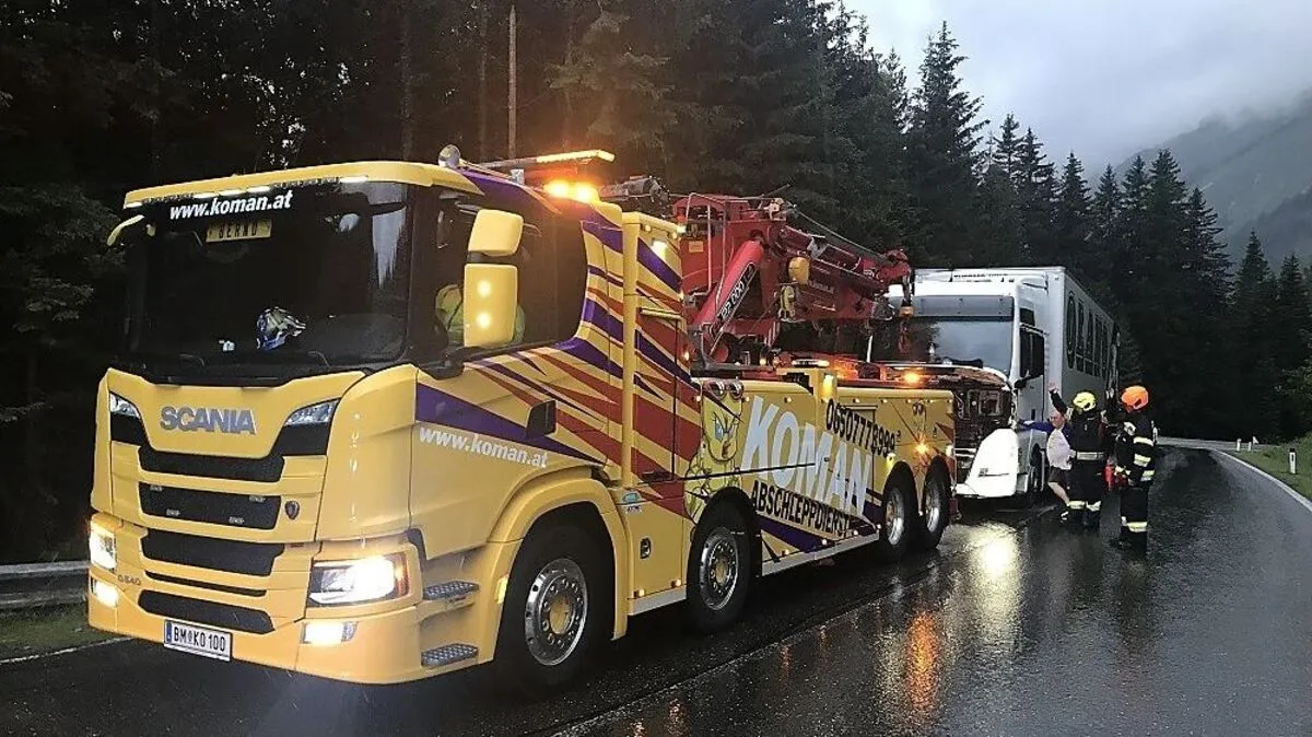 Der defekte Lkw wurde schließlich durch ein Abschleppunternehmen abtransportiert