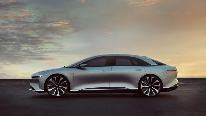 Derzeit vergeht kaum eine Woche, in der nicht ein Elektro-Start-up aus dem Boden schießt. Diesmal ist es Lucid Motors, bisher unter dem Namen Atieva bekannt. 2014 hat das Unternehmen, hinter dem amerikanische, japanische und chinesische Investoren stehen, mit der Entwicklung begonnen und für die Verwirklichung des Projekts einige ihrer 300 Mitarbeiter von Mazda und Tesla abgeworben.