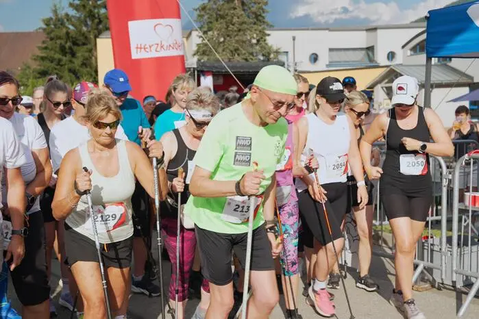 Am Abend ging es nahtlos weiter, als rund 750 erwachsene Starter – vom ambitionierten Hobbyläufer bis zum Nordic Walker – bei den Hauptläufen über die Distanzen von 3,5 km bis 10,5 km an den Start gingen.