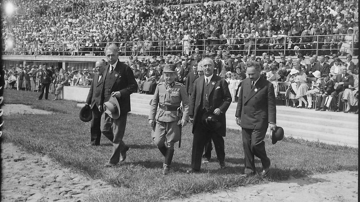 Bundeskanzler Engelbert Dollfuß trat gerne in Uniform auf – hier bei einer Huldigungsveranstaltung im Wiener Stadion 