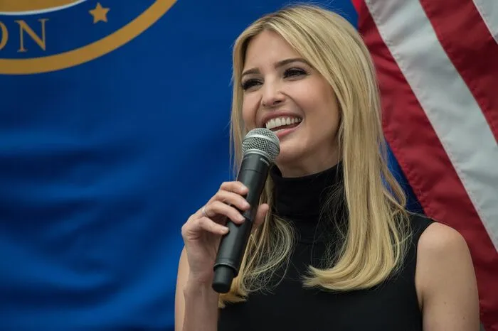 Ivanka ist das zweite Kind aus der ersten Ehe Trumps und in seinem politischen Handeln mehr als nur eine Figur auf hübschen Familienbildern. Vielmehr sagte er einmal: "Sie sagt mir immer, was richtig ist".