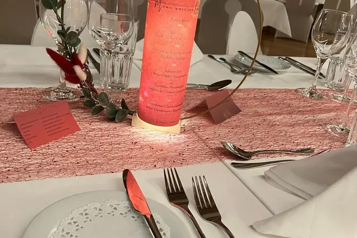 Bereits beim Empfang mit einem Glas Frizzante wurde sichtbar, dass dieser Abend bis ins Detail geplant war: Festlich gedeckte Tische, abgestimmte Dekoration und ein klar strukturierter Ablauf sorgten für eine elegante Atmosphäre.