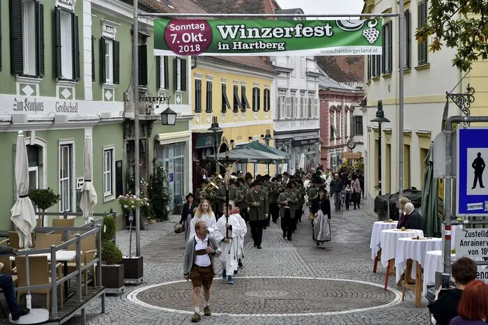 Anschließend begann auf dem Hauptplatz das traditionelle Hartberger Winzerfest, bei Sturm, Wein und Kastanien konnten die Besucher einen genussvollen Nachmittag verbringen