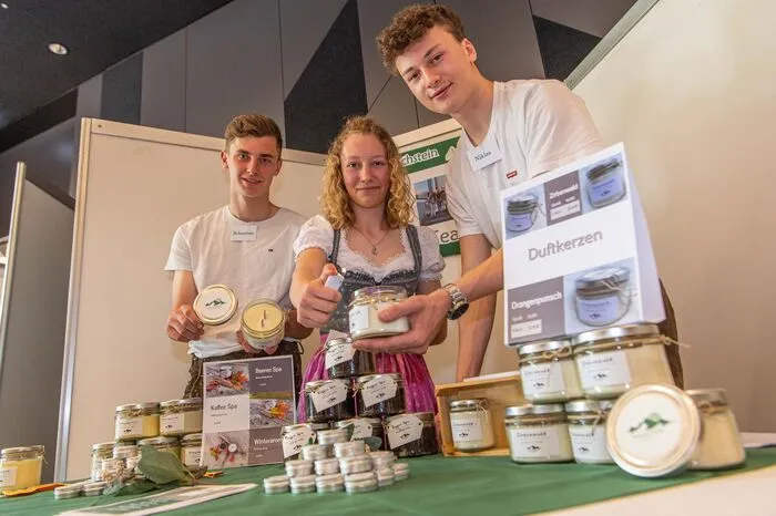 Eigentlich sind die Schülerinnen und Schüler der Skiakademie Schladming für ihr Können auf zwei Brettern bekannt. Mit dem Unternehmen "Dachstein Aroma" tauchen sie allerdings in die Welt der Düfte ein. In ihrem Sortiment können sich so Duftkerzen, Lippenbalsam und sogar ein Pfotenbalsam für vierbeinige Begleiter sehen lassen.