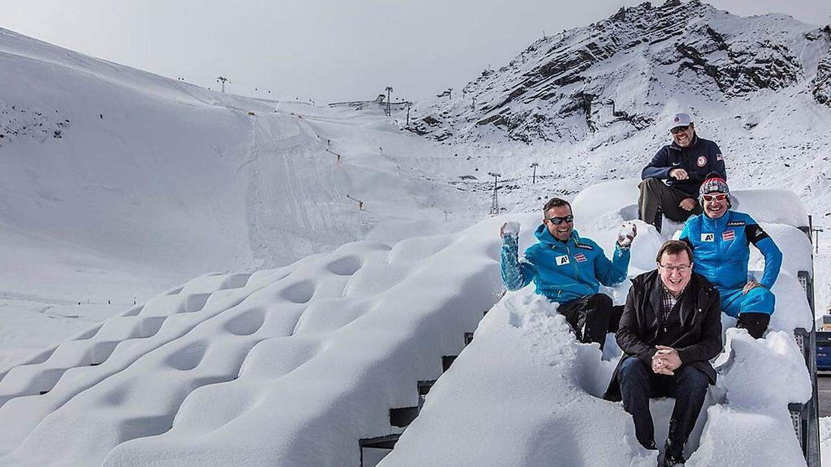 Jack Falkner (OK-Chef Sölden), die beiden ÖSV-Trainer Jürgen Kriechbaum und Andreas Puelacher sowie Patrick Riml (Sportdirektor, US-Ski-Team) freuen sich über die Winterkulisse in Sölden