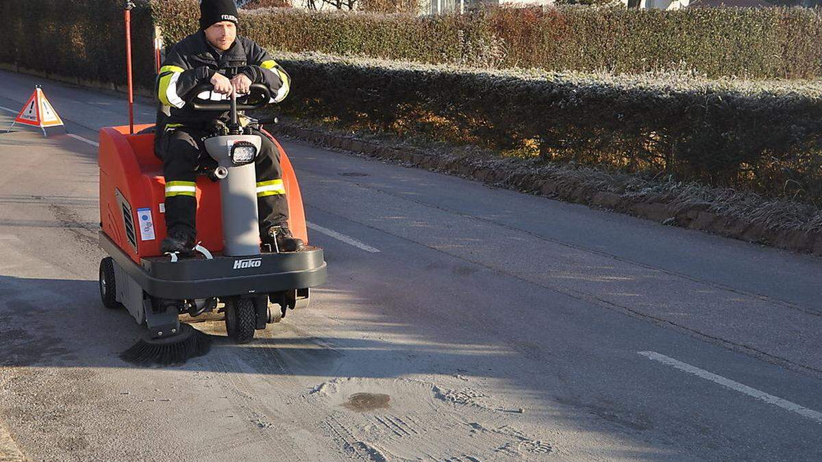 Mit der Kehrmaschine entfernte die FF Voitsberg den ausgeflossenen 