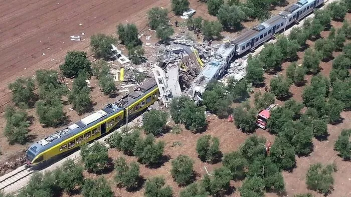 Das Unglück ereignete sich nahe der Stadt Bari in Apulien in Süditalien auf einer eingleisigen Zugstrecke.