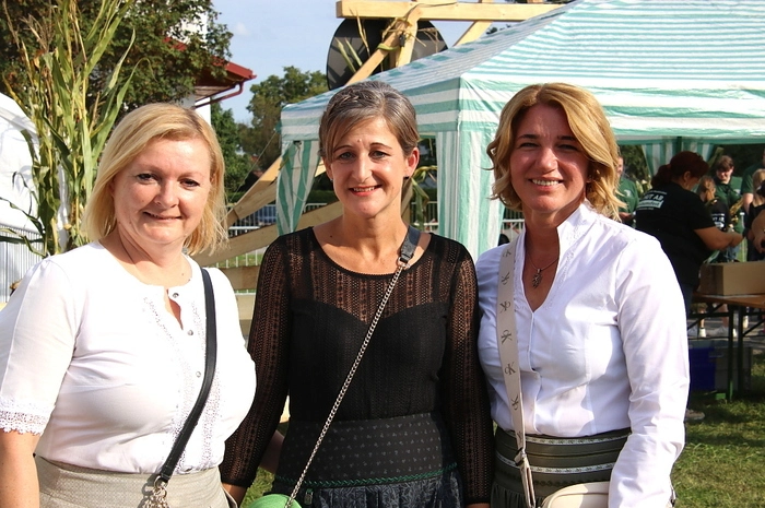 Nach dem viel beklatschten Flashmob wurde im Zelt weiter musiziert und gefeiert. Die Mitglieder der Jugendkapelle unter Obmann Andreas Schaumberger waren bestens um das Wohl ihrer zahlreichen Gäste, unter ihnen auch Bürgermeister Engelbert Huber, bemüht.  