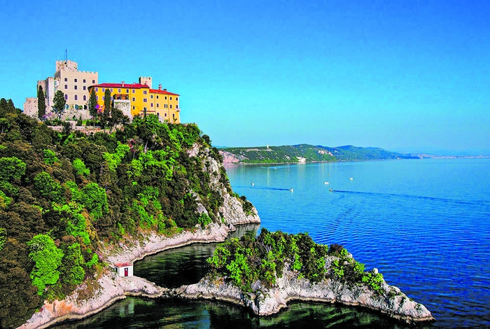 Das Castello di Duino bei Triest ist ein beliebter Ausgangspunkt für pittoreske Küstenwanderungen