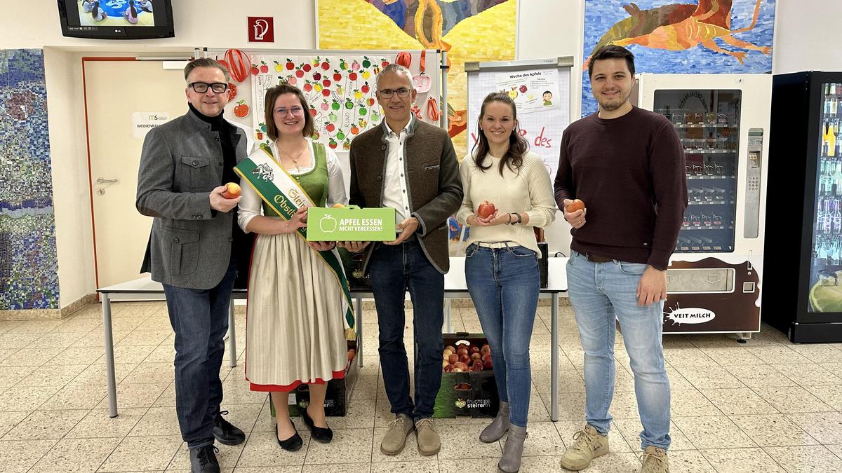 Bürgermeister Helmut Linhart, Obstkönigin Kristin Maigl, Obmann der steirischen Obstbauern Manfred Kohlfürst, die stv. Schulleiterin Lisa Ofner und Schulleiter Manuel Kohlbacher