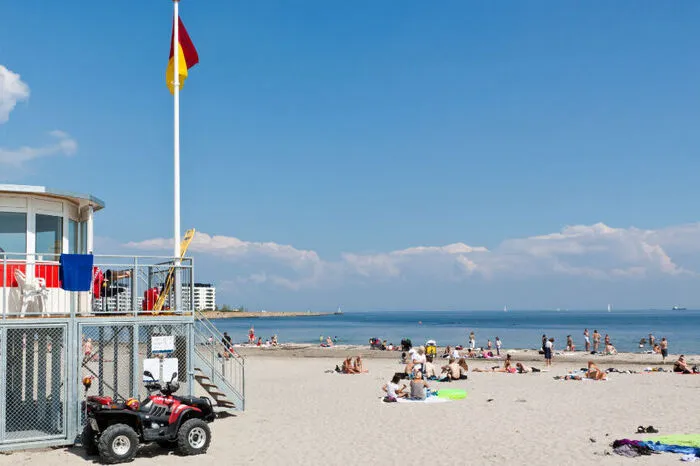 Svanemølle-Strand, Kopenhagen. Erst im Juni 2010 wurde im Stadtteil Østerbro dieser Strand angelegt. Wasserratten haben nun die Qual der Wahl. Soll man an dem 4000 Quadratmeter großen Sandstrand abtauchen oder doch im Hafenbad Fisketorvet (drei Becken) oder in Sluseholmen (künstliche Lagune)?