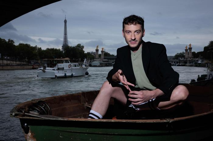 Thomas Jolly, der Art Director der Spiele in Paris, posiert vor der Seine und dem Eiffelturm
