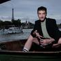 Thomas Jolly, der Art Director der Spiele in Paris, posiert vor der Seine und dem Eiffelturm 
