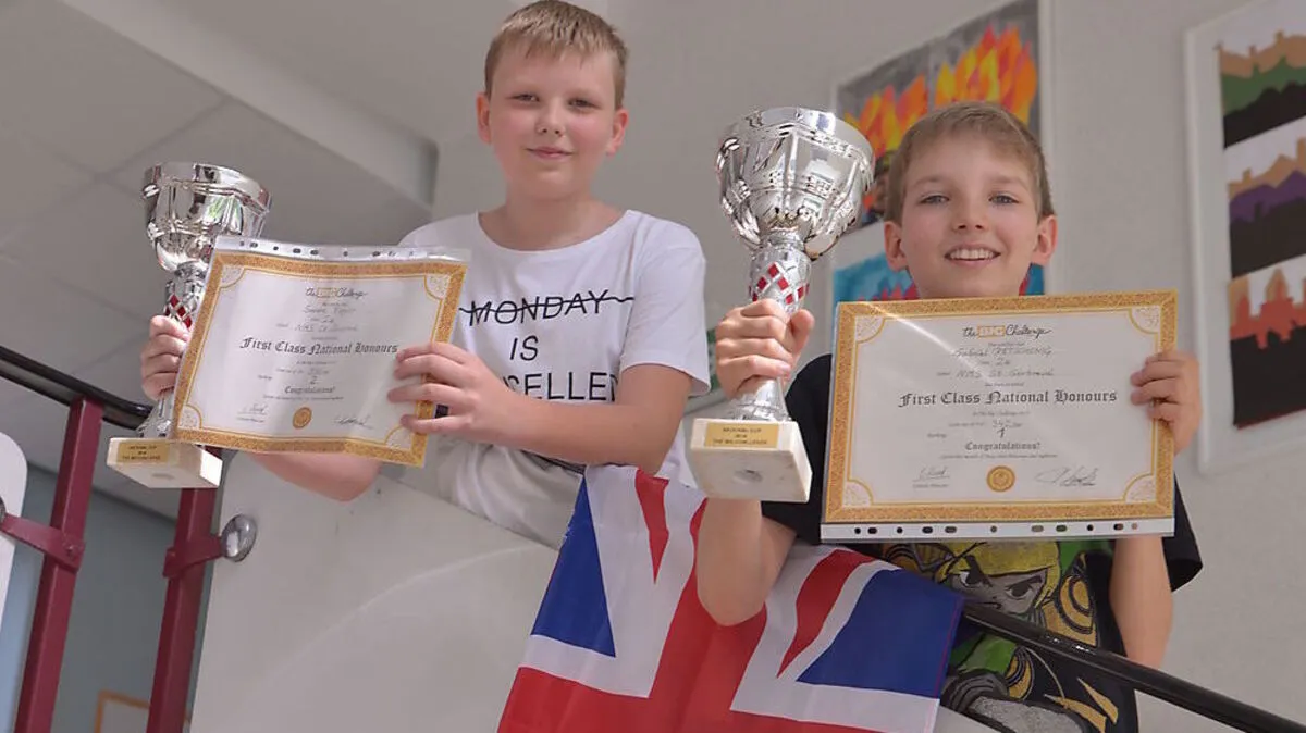 Sandro Riepler (links) und Gabriel Petschenig freuen sich über Pokale und Urkunden