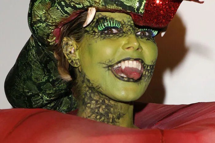 2006: Es war die siebente Klum-Halloweenparty, in diesem Jahr in Los Angeles. Heidi als von der Schlange verzehrter Apfel.