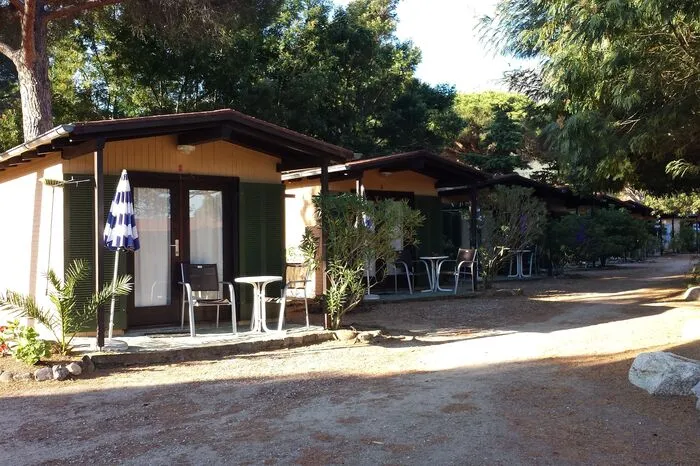 Entstanden ist das Feriendorf durch die Initiative einer österreichischen Alpenvereins-Gruppe. Inzwischen zählen auch Kinder und Enkel der Gäste der ersten Stunde zu den Stammgästen.