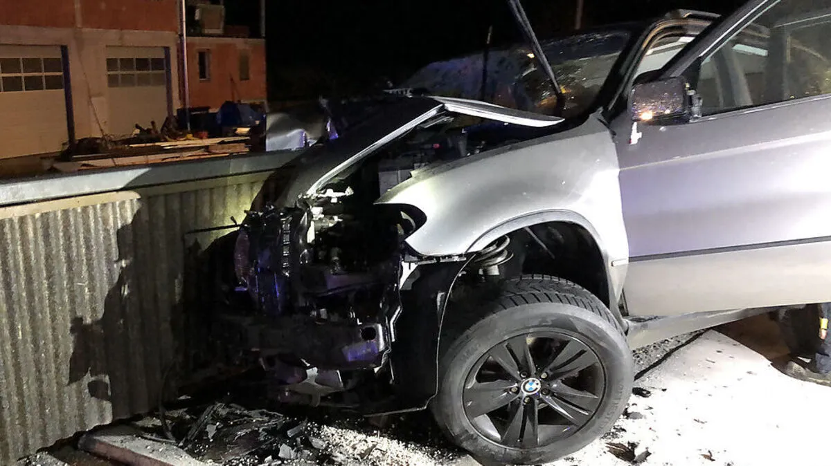 Die Beifahrerseite wurde schwer beschädigt - der Lenker konnte das beschädigte Fahrzeug über die Fahrerseite verlassen 