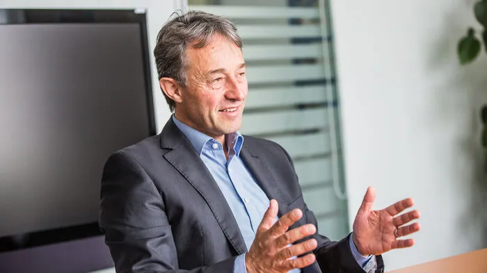 Thomas Reisinger, Vorstand für Operations der Infineon Technologies Austria, ist vor sechs Jahren mit seiner Familie nach Villach gezogen. Zuvor war er für Infineon in Malaysia tätig. Der Vergleich macht sicher: Der Spitzenmanager sieht „klare Pluspunkte für Kärnten bei der Lebensqualität und das im weltweiten Vergleich sehr sichere und gesunde Umfeld“. Positiv erlebt Reisinger, der als Bayer „von der Mentalität der Kärntner nicht weit weg“ sei, deren Offenheit. Auch die Landschaft sei ein Plus: „Ich bin viel in der Natur, auf den Bergen unterwegs.“ Die Einbettung im Alpen-Adria-Raum und die Nähe zu Italien schätzt der Infineon-Vorstand, der Kärntens Ausrichtung als Urlaubsland mit hoher Lebensqualität lobt, sehr. „In Kombination mit einer Positionierung als Hightech- und Innovationsland wäre Kärnten unschlagbar.“ Das müsse international das Ziel sein. „Ich bin sehr froh, daran aktiv mitgestalten zu dürfen.“ Es gebe freilich auch einiges zu verbessern. Der Vorstand eines Hochtechnologie-Unternehmens und Vater dreier Kinder ist überzeugt, dass im Bereich der Bildung schneller gehandelt werden müsse: „Die Schere zwischen Anforderungen des Arbeitsmarktes und dem, was unser Bildungssystem bietet, geht immer weiter auseinander.“ Für künftige Entwicklungen sei es wichtig, die Erfordernisse an die Realität anzupassen. Und vor allem die Chancen der Digitalisierung zu nutzen. „Hier ist die Politik sicherlich gefordert.“