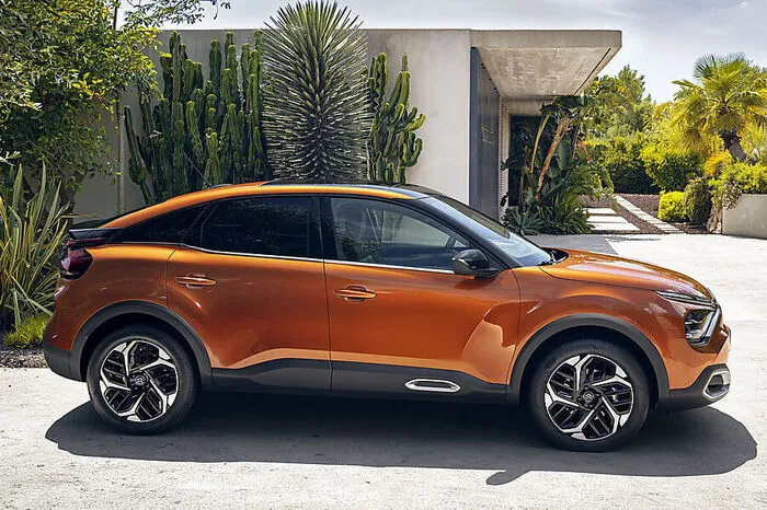 Die 50-kWh-Batterie im Unterboden soll für einen Aktionsradius von bis zu 350 Kilometern gemessen nach dem WLTP-Zyklus gut sein. Damit ist der Citroën von 0 auf 100 km/h 9,7 Sekunden und insgesamt 150 km/h schnell.