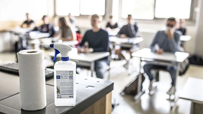 Die Schüler müssen mit Mund-Nasenschutz zu ihrem Arbeitsplatz, können sie aber dann abnehmen
