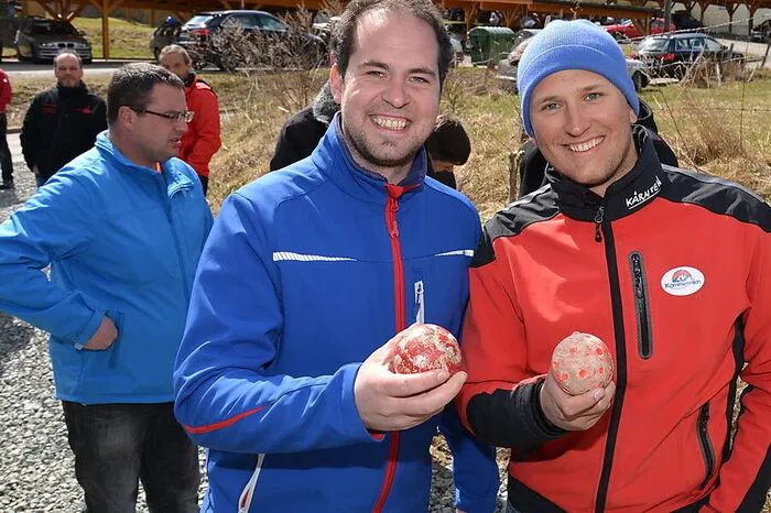 In Steuerberg im Bezirk Feldkirchen kommen jedes Jahr Menschen am Ostermontag zum Kugelwerfen zusammen. Zurückgehen dürfte der Brauch darauf, dass sich Bergbauern früher zu Frühlingsbeginn in Kraft und Zielgenauigkeit messen wollten. Zwei Teams treten gegeneinander an und müssen eine Holzkugel mit einem Durchmesser von ungefähr 15 Zentimeter nach bestimmten Regeln und ähnlich wie beim Bowling einen Waldweg entlang werfen. Kommt die Kugel vom Weg ab, gibt es einen Minuspunkt. Jenes Team mit der geringsten Zahl an Minuspunkten gewinnt.