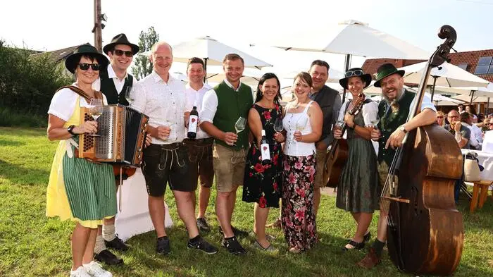 Klöcher Traminerwinzer mit den Dampflgeigern beim Weinfest Traminer Open