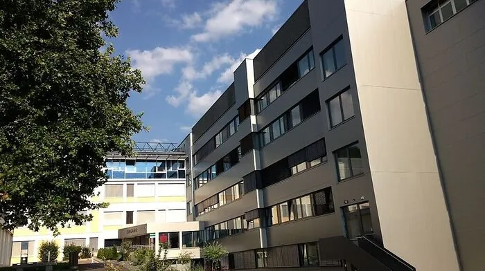 Das ehemalige Chirurgiegebäude (rechter Gebäudeteil), das nun „Trakt D“ genannt wird, wurde komplett umgebaut