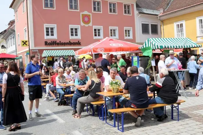 Am Samstag neben zahlreicher Politprominenz unter anderem gesichtet:  Landeshauptmann-Stellvertreter Martin Gruber, Stadtchef Franz Pirolt, Krankenhaus der Barmherzigen Brüder St. Veit-Direktor Manfred Kraßnitzer sowie die beiden Speckkaiser Stefan Seiser und Johann Kraßnig. Ein Video gibt es auf Facebook Kleine Zeitung St. Veit/Feldkirchen zu sehen. Klicken Sie sich durch die Fotogalerie!