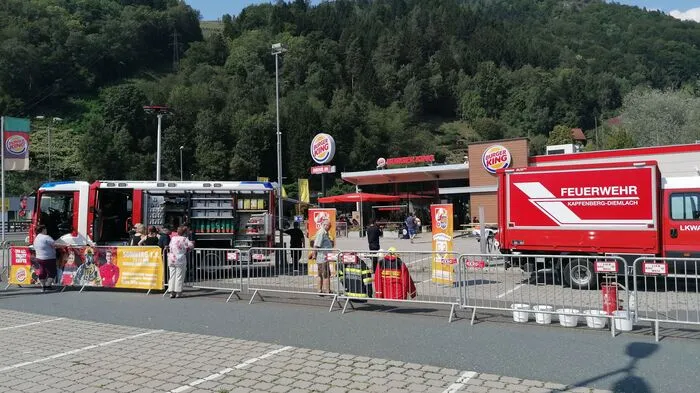 Der Tag der Einsatzorganisationen fand kürzlich auf dem Parkplatz der Kapfenberger Burger-King-Filiale statt. Neben zahlreichen Ausstellern wie dem Roten Kreuz, den Rettungshunden und der Polizei war auch die Feuerwehr Kapfenberg-Diemlach mit zwei Fahrzeugen und zahlreichen Mitgliedern bei der Veranstaltung vertreten.