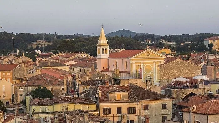 Tag eins. Geschichte und Kultur in Poreč und Motovun. Poreč. Nur 90 Kilometer vom Flughafen Rijeka und weniger als 60 Kilometer von Pula entfernt bietet sich die Stadt Poreč als kultureller Startpunkt der Reise an. Hier findet sich ein Mosaik aus Kultur, Tourismus und Sport sowie Aromen und Farben aus vergangenen Zeiten. Ein Besuch der Euphrasius-Basilika aus dem sechsten Jahrhundert, die zum UNESCO Weltkulturerbe gehört und eine der kostbarsten Denkmäler Istriens darstellt, ist ein weiteres Highlight. In der Küstenstadt Poreč können Besucher zudem viele lokale Spezialitäten verkosten. So kürte Flos Olei, ein bekannter Guide für Olivenöle, Istrien längst zu einer der weltweit besten Regionen für das sogenannte flüssige Gold.