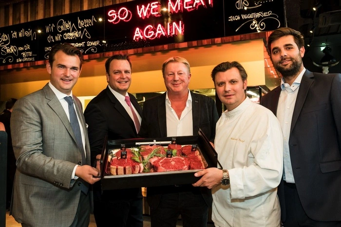 Als Geschäftsführer agiert – wie auch schon im el Gaucho im Design Tower – Peter Kazianschütz (r.). Ihm stehen Michael Grossauer (GF el Gaucho Baden, l.) und Christof Widakovich (Spitzenkoch, Geschäftsführer Restaurant SCHLOSSBERG und el Gaucho im Landhaus, Graz, 2. v. r.) zur Seite. Außerdem im Bild: "Gösser Bräu"-Chef Robert Grossauer (2. v. l.) und Patron Franz Grossauer.