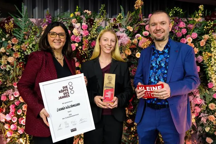 Kategorie „Sport“: Gewinnerin Leonie Wachmann (mitte) mit Lokalredakteur Thomas Wieser und Sponsorenvertreterin Monika Cisar-Leibetseder (Gneraldirektorin Volksbank Steiermark)