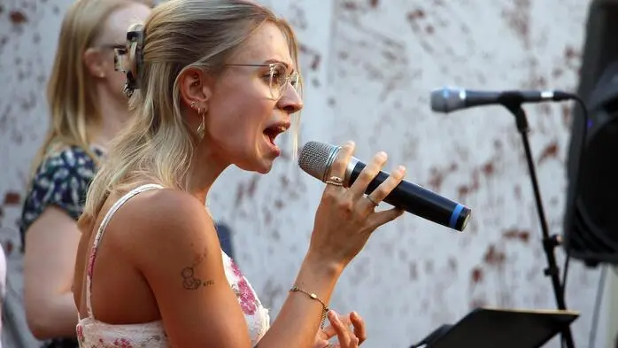 Mit einem mitreißenden Abschlusskonzert im Hof der Musikschule Ilz ging der vierte Workshop für traditionelle Swing- & Dixie-Musik und Gipsy Jazz am Sonntag zu Ende