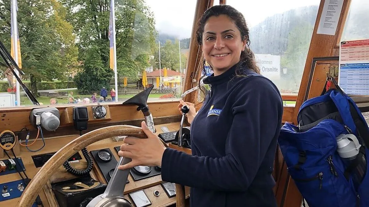 Najd Boshi steht am Steuer ihres Schiffes auf dem Tegernsee