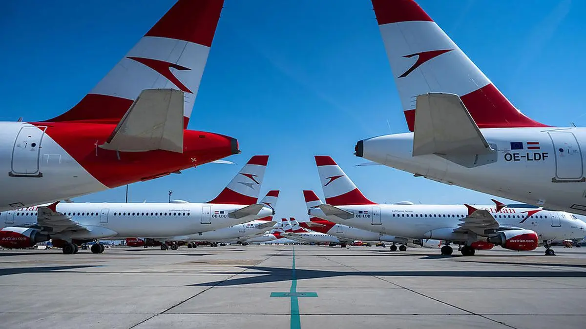 ABD0040_20200324 - SCHWECHAT - ÖSTERREICH: ++ HANDOUT ++ Die Austrian Airlines (AUA) hat am Donnerstag, 19. März 2020, den Linienflugbetrieb aufgrund der Coronavirus-Pandemie eingestellt. Die Flugzeuge der Austrian Airlines wurden am Flughafen Wien geparkt. - FOTO: APA/AUSTRIAN AIRLINES - ++ WIR WEISEN AUSDRÜCKLICH DARAUF HIN, DASS EINE VERWENDUNG DES BILDES AUS MEDIEN- UND/ODER URHEBERRECHTLICHEN GRÜNDEN AUSSCHLIESSLICH IM ZUSAMMENHANG MIT DEM ANGEFÜHRTEN ZWECK UND REDAKTIONELL ERFOLGEN DARF - VOLLSTÄNDIGE COPYRIGHTNENNUNG VERPFLICHTEND ++
