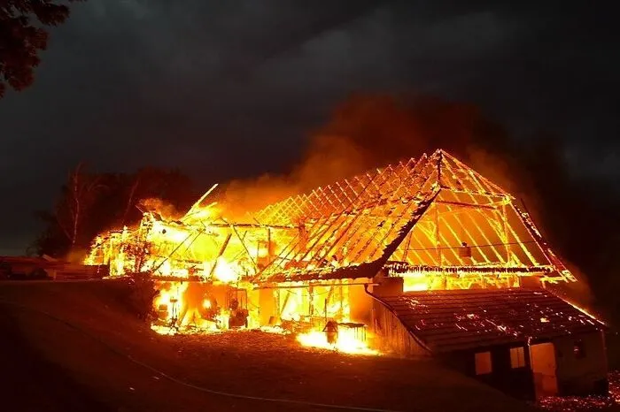 Zwei Wirtschaftsgebäude, eines in Birkfeld und eines in Floing, fingen Feuer. Zehn Feuerwehren mit mehr als 250 Feuerwehrleuten waren im Einsatz. Die Schäden sind enorm.