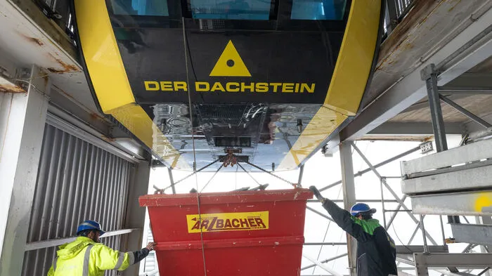 Das ist keine normale Baustelle: Die Schutt-Container werden mit der Dachsteingondel nach unten transportiert
