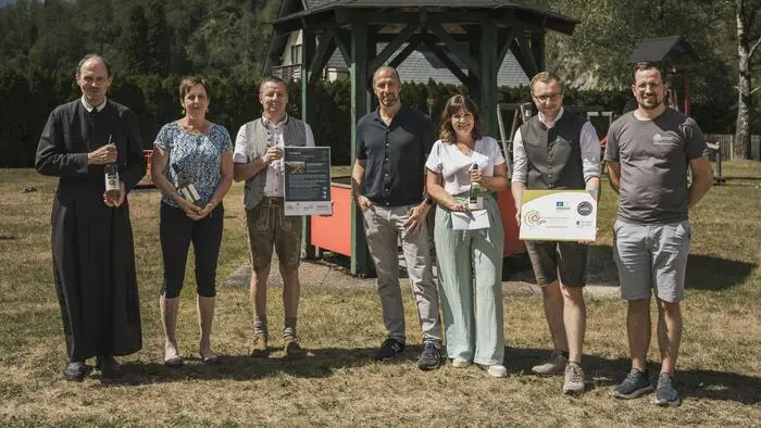 Haben den neuen Themenweg samt Audioguide umgesetzt: Pater Engelbert und Loretta Kain vom Seelsorgeraum Eisenwurzen, Bürgermeister Stefan Ganser, Gemeinderat Christoph Rigler, Audioguide-Sprecherin Heike Eisbacher, Vizebürgermeister Florian Kain und Natur- und Geopark-Chef Oliver Gulas-Wöhri