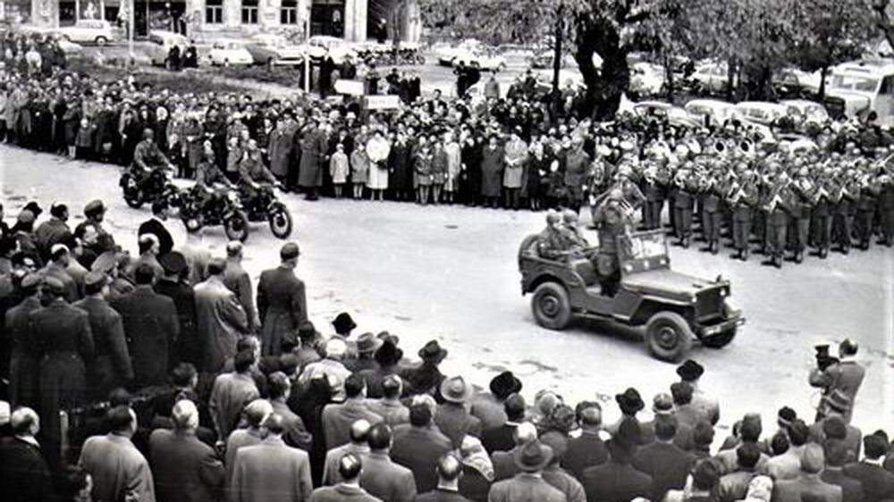 Die Eröffnung der Kaserne wurde 1960 mit einer Parade durch die Stadt gefeiert