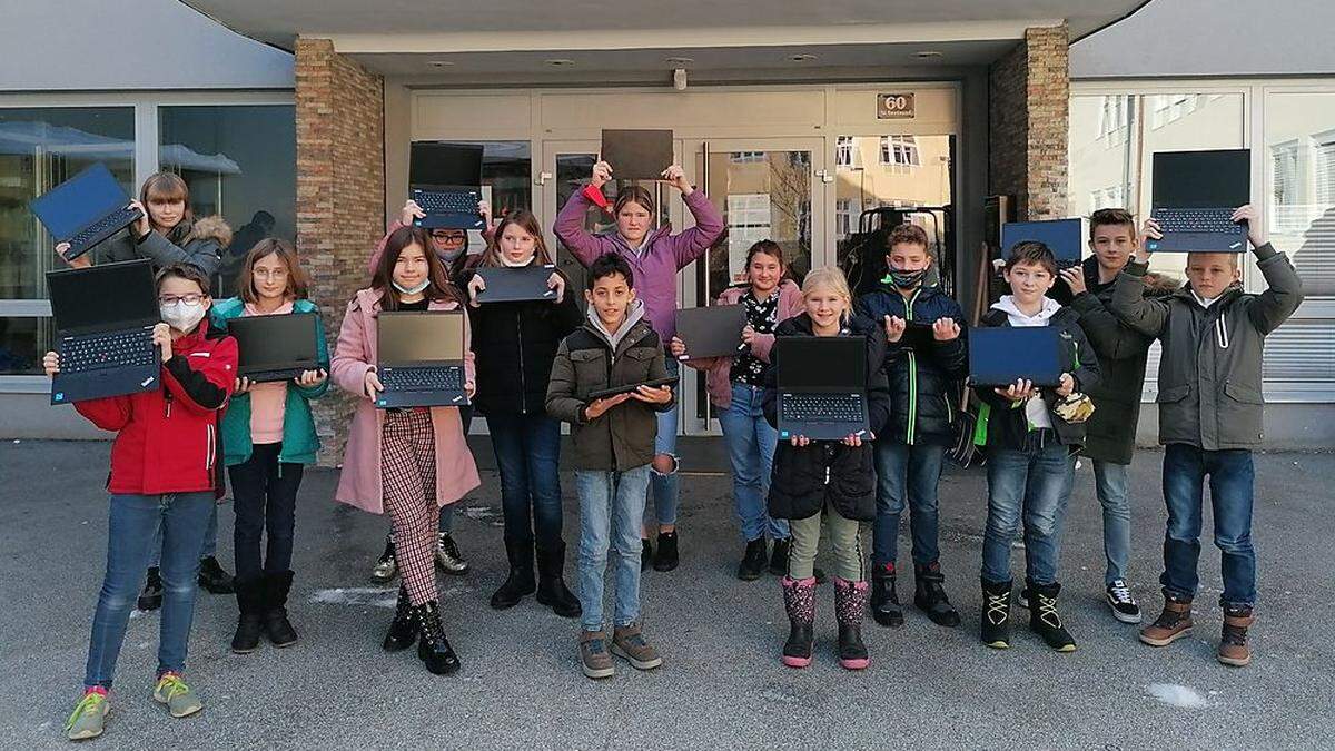 Weitere Schüler der Mittelschule St. Gertraud erhielten Laptops