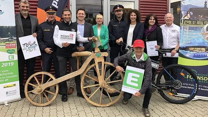 Sie stehen hinter der Tour (v.l.): Bgm. Gernot Lobnig, Wolfgang Glantschnig, Reinhard Hartner, Hans Christian Schautzer (Therme Aqualux), Petra Moscher, Rene Lederwasch, Heike Lederwasch, Johann Nager, Inge Amtmann (Tourismus Fohnsdorf) und Rudolf Fußi