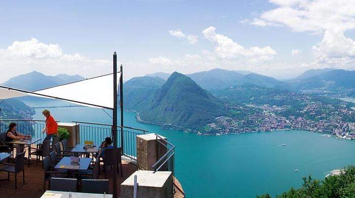 Atemberaubend: Blick vom Monte Bre auf Lugano, vis-a-vis der Monte San Salvatore