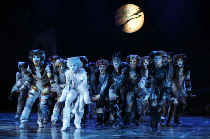 Andrew Lloyd Webber hat mit seinem Musical "Cats" Millionen Besucher in mehr als 30 Ländern begeistert hat. Er setzte Texte des englischen Dichters T. S. Elliot musikalisch um und brachte 1981 die Geschichte um einen nächtlichen Katzenball zunächst in London auf die Bühne.