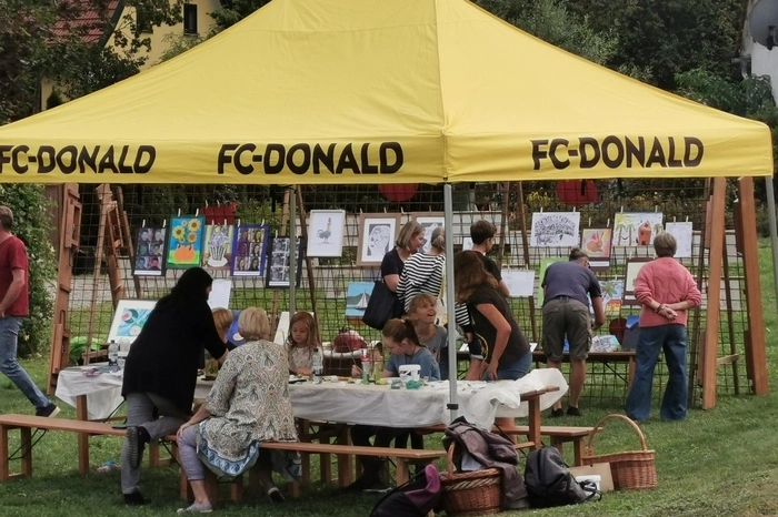 Doch auch für die Erwachsenen bot das Fest so einiges, etwa einen Kunst- und Handwerksmarkt sowie eine Buchvorstellung von Matthias Ranegger, der aus „Mehrchen“ las.