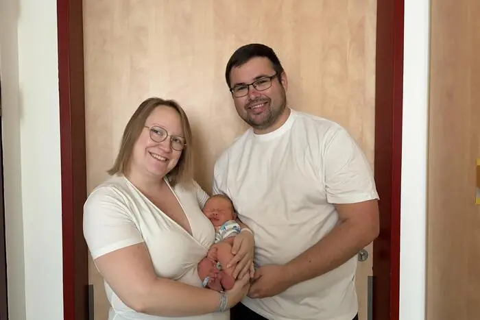 Hallo, kleiner Henry! | 4290 Gramm und 52,5 Zentimeter. Der kleine Henry ist der große Stolz von Sandra Reischer und Matthias Tauchner. Der kleine Mann erblickte am 23. Juni das Licht der Welt. 
