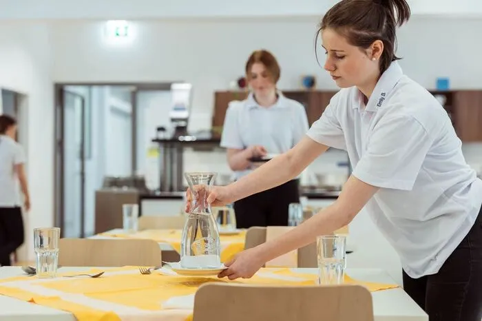 ... und können die Ausbildung zum Landwirt, zur Tagesmutter, zum Altenpflegerin oder zur Kinderbetreuerin abschließen.